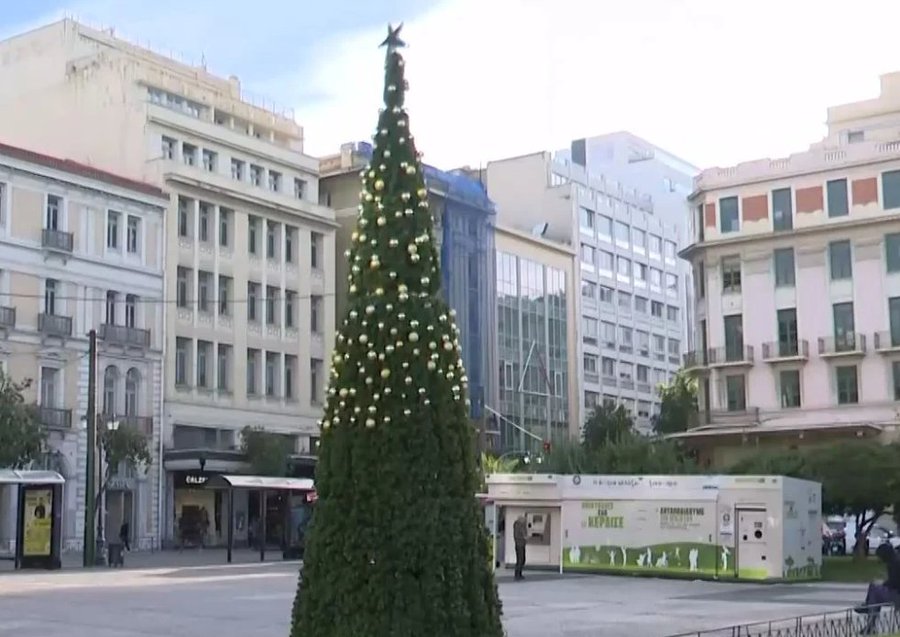 christmas-tree-decorations-stolen-in-athens-municipality