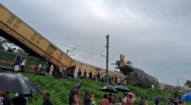 Ινδία: Σύγκρουση επιβατικού τρένου με εμπορική αμαξοστοιχία στη Δυτική Βεγγάλη - Τουλάχιστον πέντε νεκροί